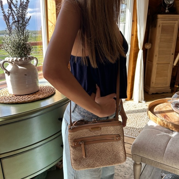 Stylish Tan and Cream Crossbody Bag Nine West - Picture 14 of 14